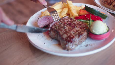 Das-Fleisch-Auf-Dem-Tisch-Schneiden