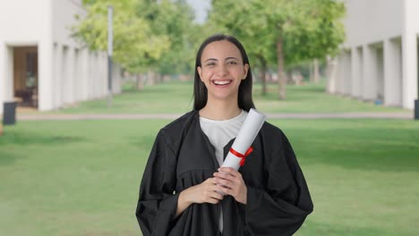 Chica-Universitaria-India-Completa-Su-Graduación