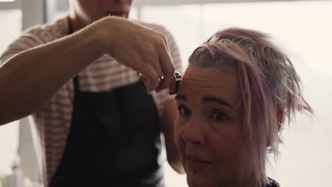 Vista-Frontal-De-Una-Mujer-Con-El-Pelo-Peinado-Por-Un-Peluquero.