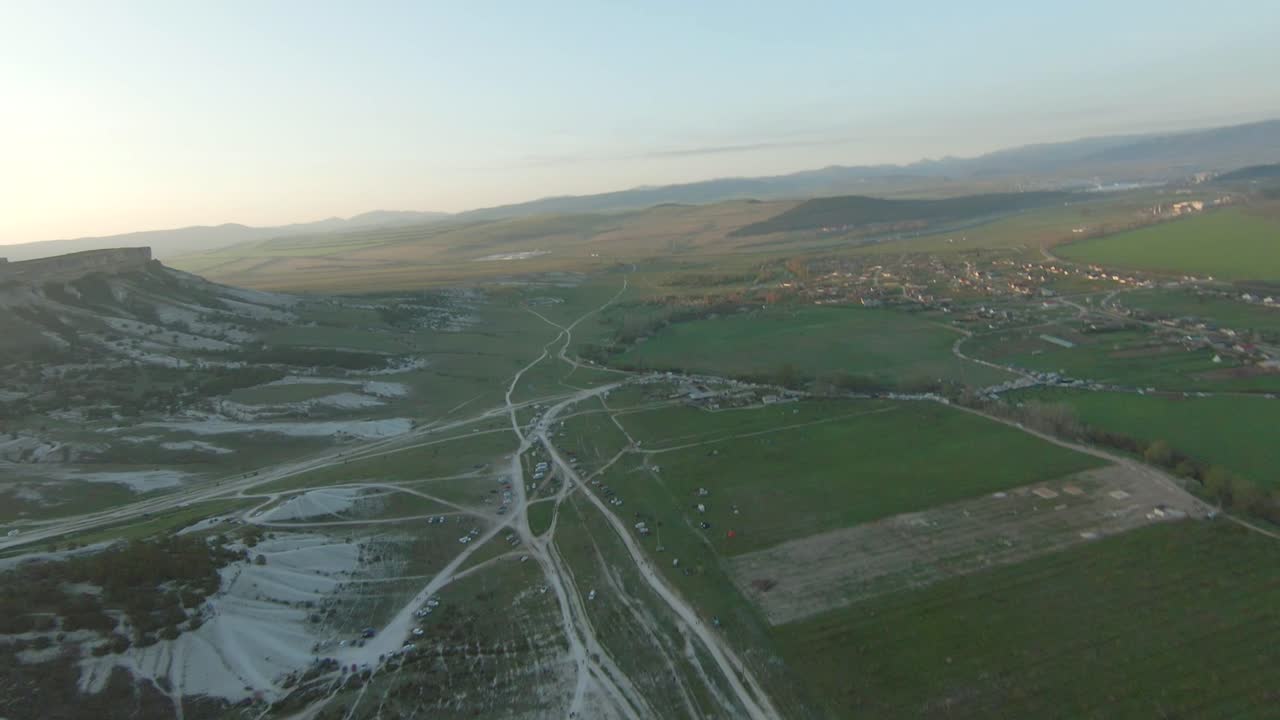 воздушный вид на сельский ландшафт с дорогами и полями