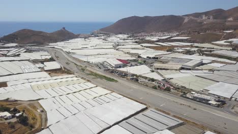 Vista-Aérea-De-Un-Invernadero-En-La-Costa-Del-Sur-De-España