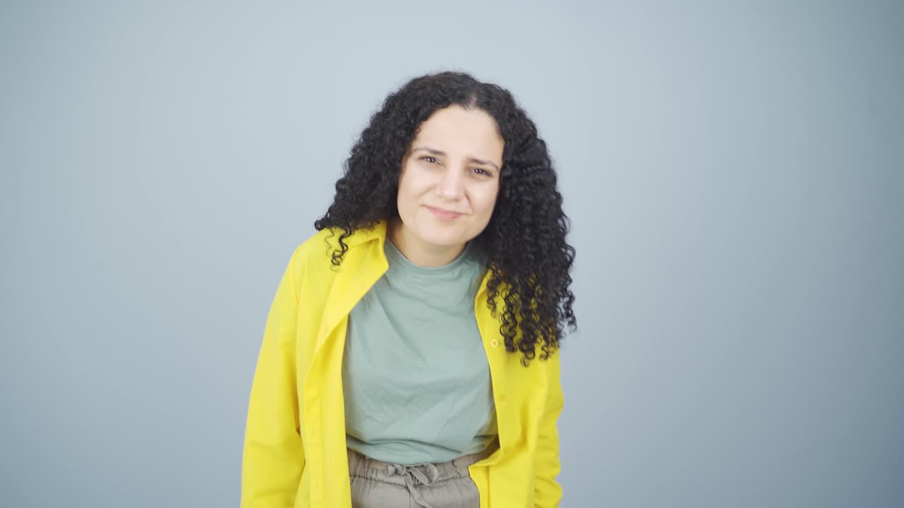 la joven que tiene problemas para ver. problema ocular.