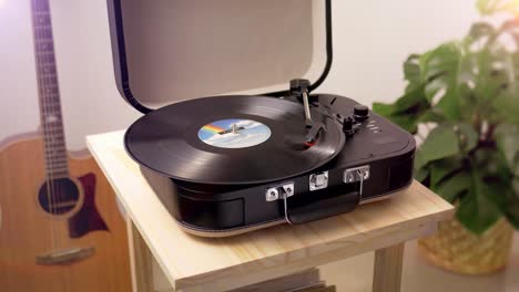 Niña-Tocando-Canciones-En-Un-Tocadiscos