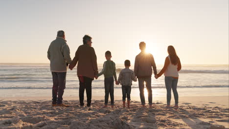 Familia-Tomados-De-La-Mano,-Océano