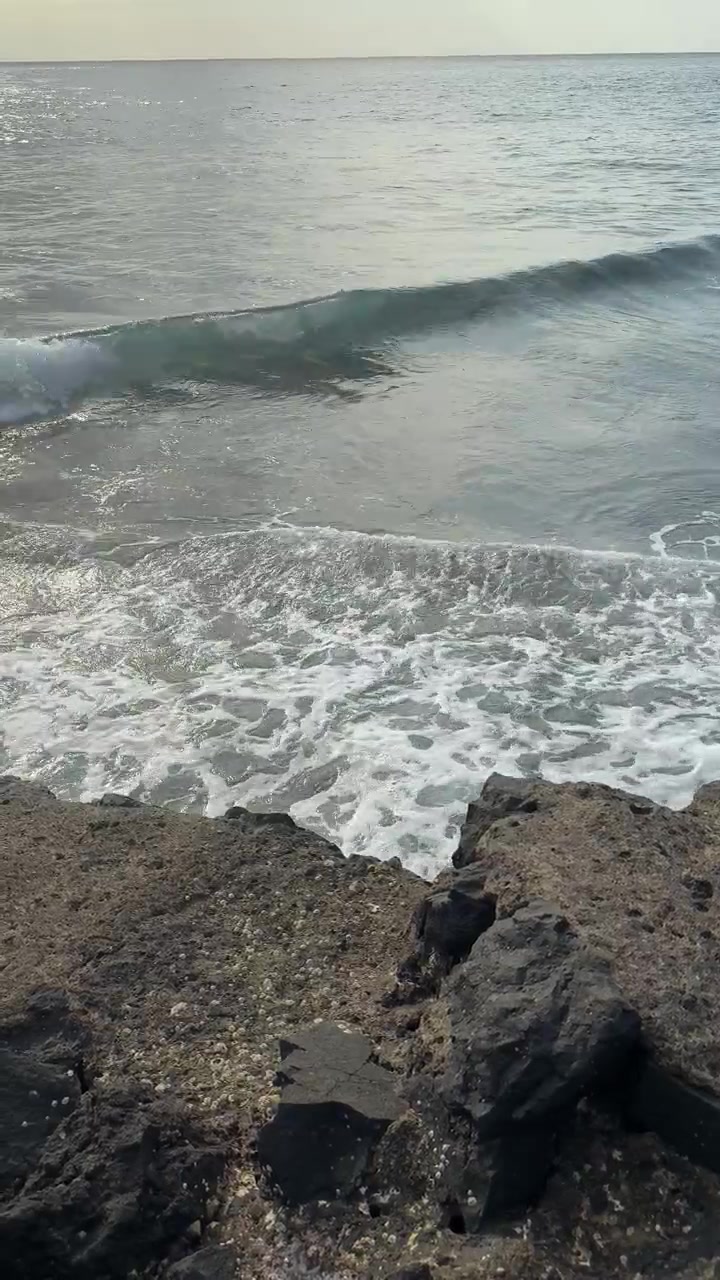 Le onde dell'oceano si schiantano contro la costa rocciosa