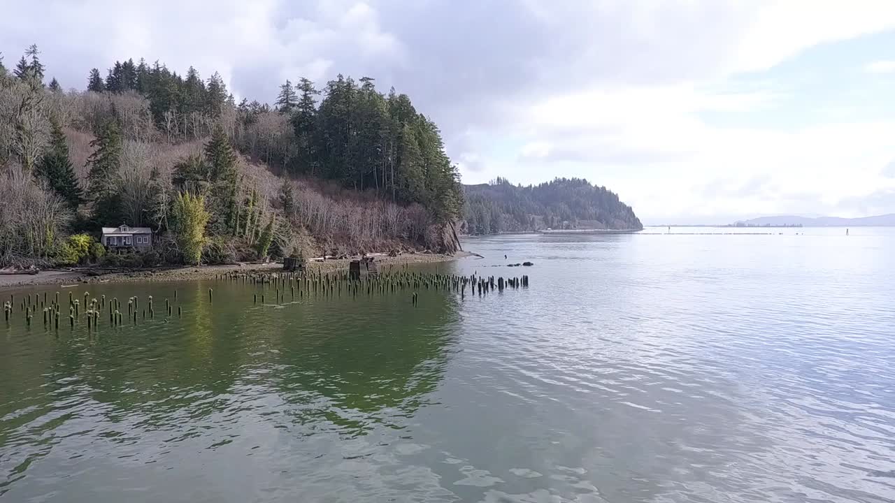 드론 1080p로 만 가장자리를 따라 비행