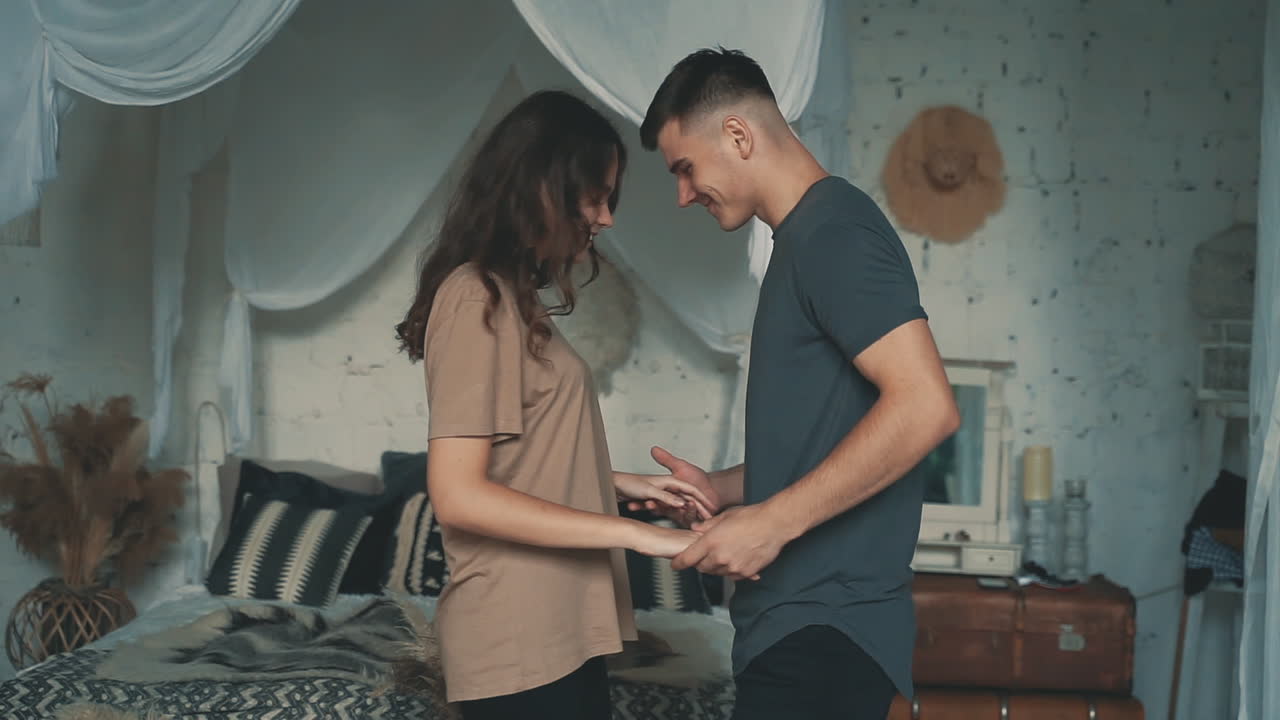 집에서 춤추는 로맨틱 커플