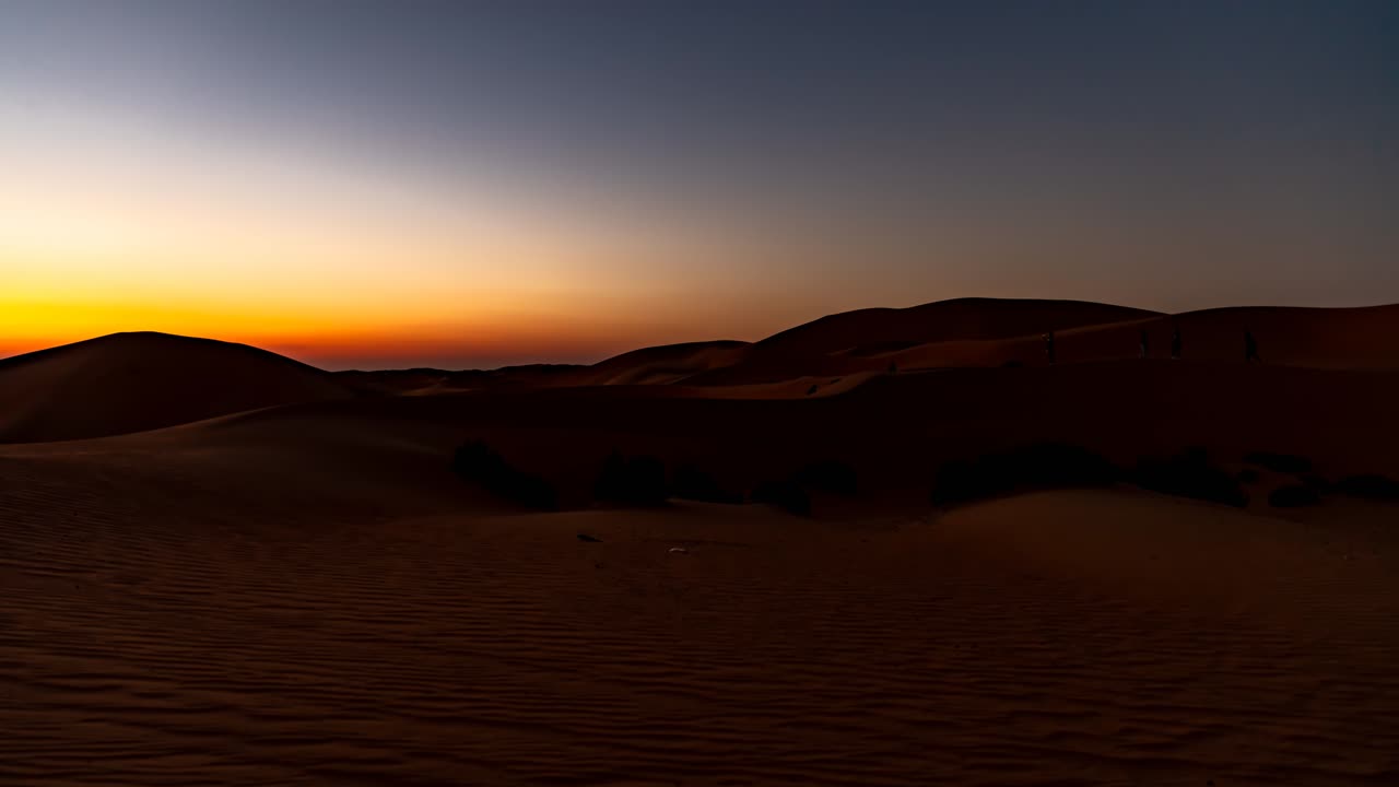 puesta de sol, crepúsculo, caída de la noche sobre las dunas de arena del desierto - lapso de tiempo