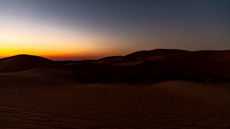 puesta de sol, crepúsculo, caída de la noche sobre las dunas de arena del desierto - lapso de tiempo
