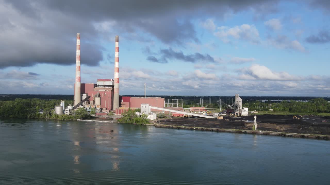 Trenton Channel Kraftværk lukket for overgang til vedvarende energi - Trenton, Michigan, USA, luftfoto