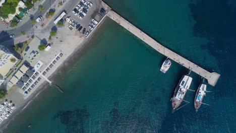 Filmisches-4K-Luftdrohnenvideo-Mit-Blick-Nach-Unten-Auf-Das-Meer,-Den-Hafen-Und-Den-Strand-–-Aufgenommen-In-Kos,-Griechenland