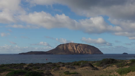 Schöne-Aussicht-Auf-Eine-Insel-Mit-Einem-Berg-Auf-Lanzarote-Mit-Ein-Paar-Wolken-Am-Himmel