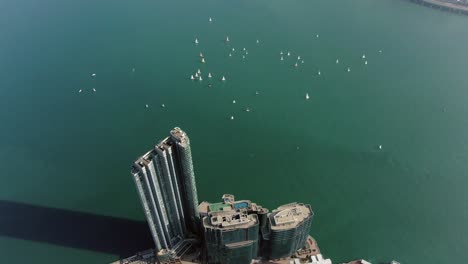 Mega-Complejo-De-Edificios-Residenciales-Frente-Al-Mar-En-La-Bahía-De-Hong-Kong,-Vista-Aérea