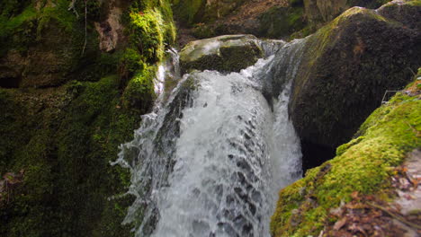 Kleiner-Gebirgsfluss-Mit-Kristallklarem-Wasser