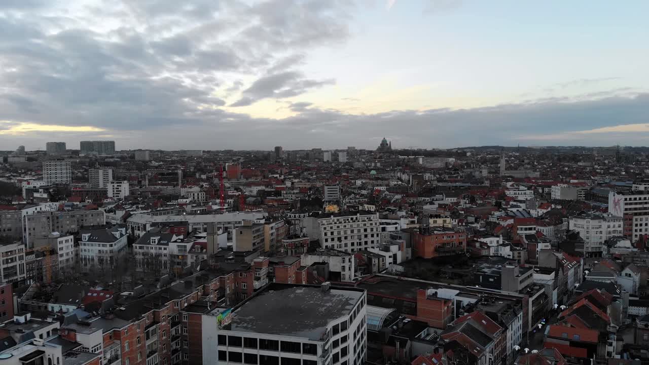 Nedadgående droneflyvning over Bruxelles by på en overskyet og solrig dag, Belgien.