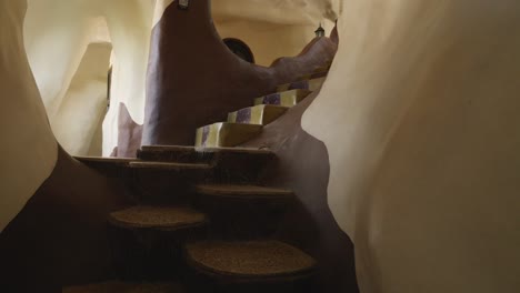 Klettern-Auf-Der-Treppe-Im-Crazy-House-Hotel