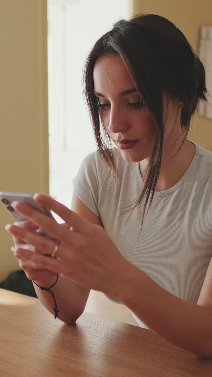 mujer usando su teléfono móvil