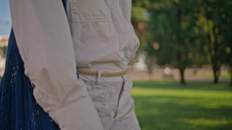 borsa eco-friendly per ragazze casuali che promuove uno stile di vita sostenibile a sunny park.