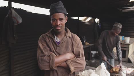 hombre africano mirando a la cámara