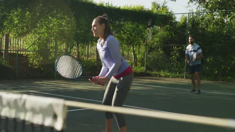 Video-De-Una-Feliz-Pareja-Caucásica-Jugando-Tenis-En-La-Cancha.