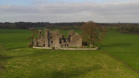 Einspielung-Einer-Statischen-Aufnahme-Der-Bective-Abbey-An-Einem-Sonnigen-Abend