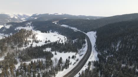 Schneebedeckte-Bergausläufer