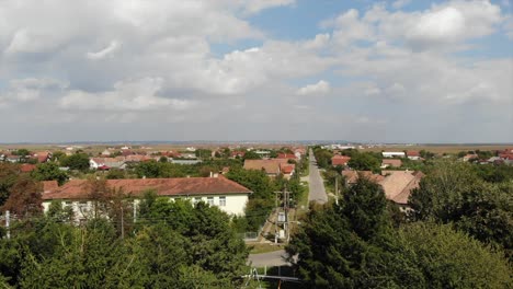 antena de drones sobre la iglesia ortodoxa en el campo soleado de rumania