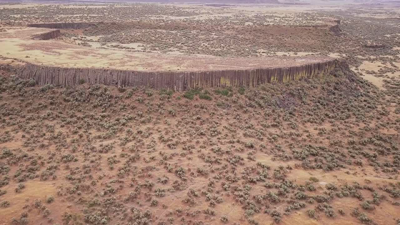 descenso aéreo a enormes columnas de roca de basalto alineadas como palos de fósforo