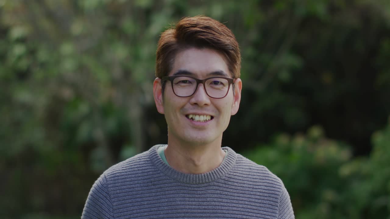 Cam rolling, presenter smiling into laughing as bokeh overlays growing over face for marketing