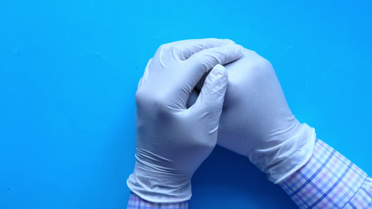 в белых перчатках.