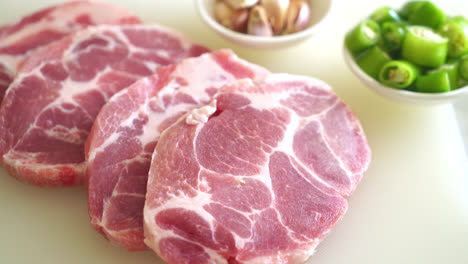 Cuello-De-Cerdo-Fresco-Crudo-O-Cuello-De-Cerdo-A-Bordo-Con-Ingredientes-Para-Marinar