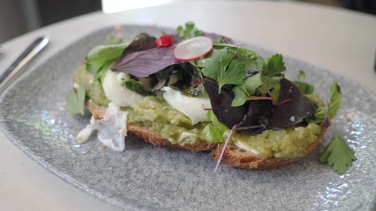 Gourmet avocadotoast med pocheret æg og friske grøntsager