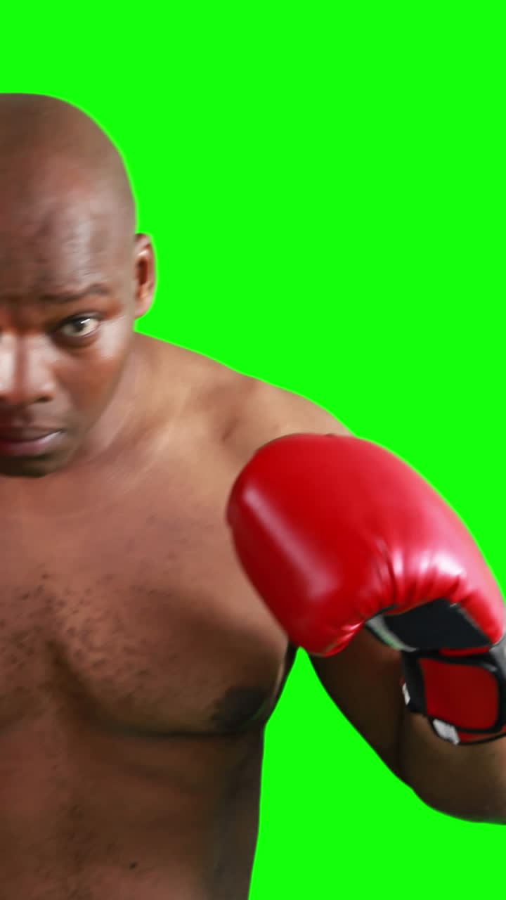 boxeador agresivo posando para la cámara