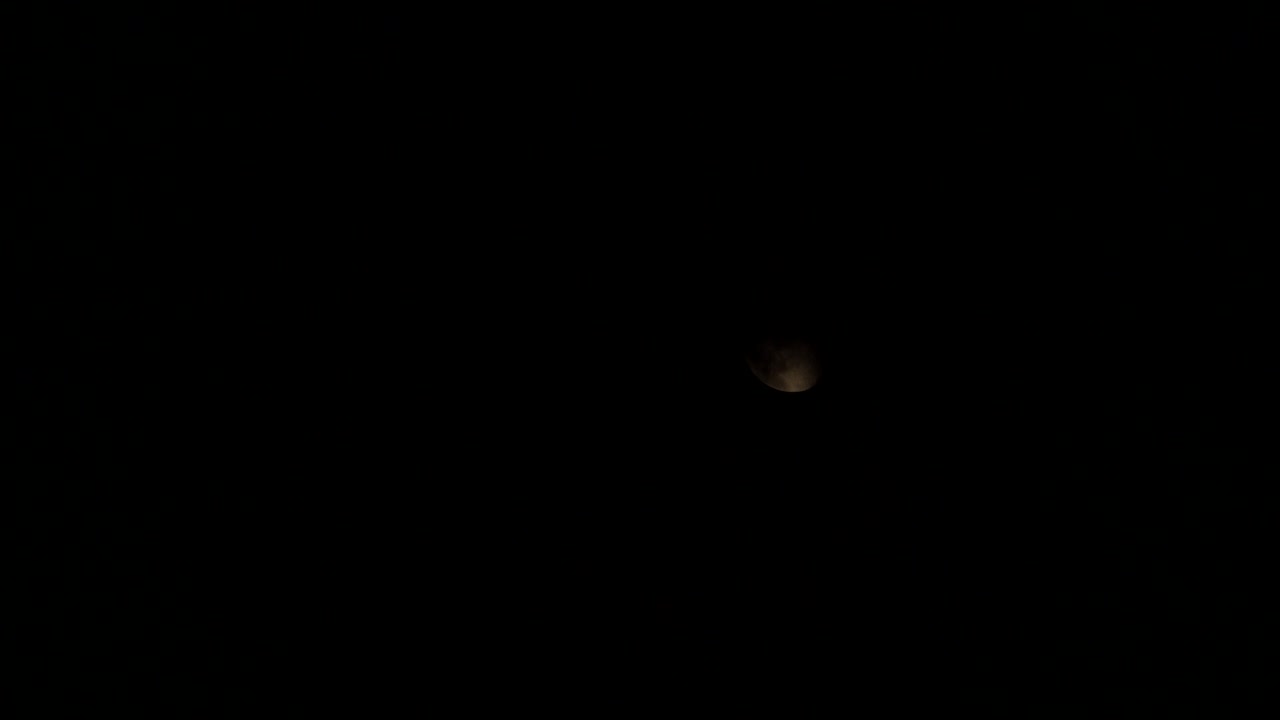 흐르는 구름, 텔레  ⁇  렌즈와 함께 밤하늘에서 감소하는  ⁇ 한 달