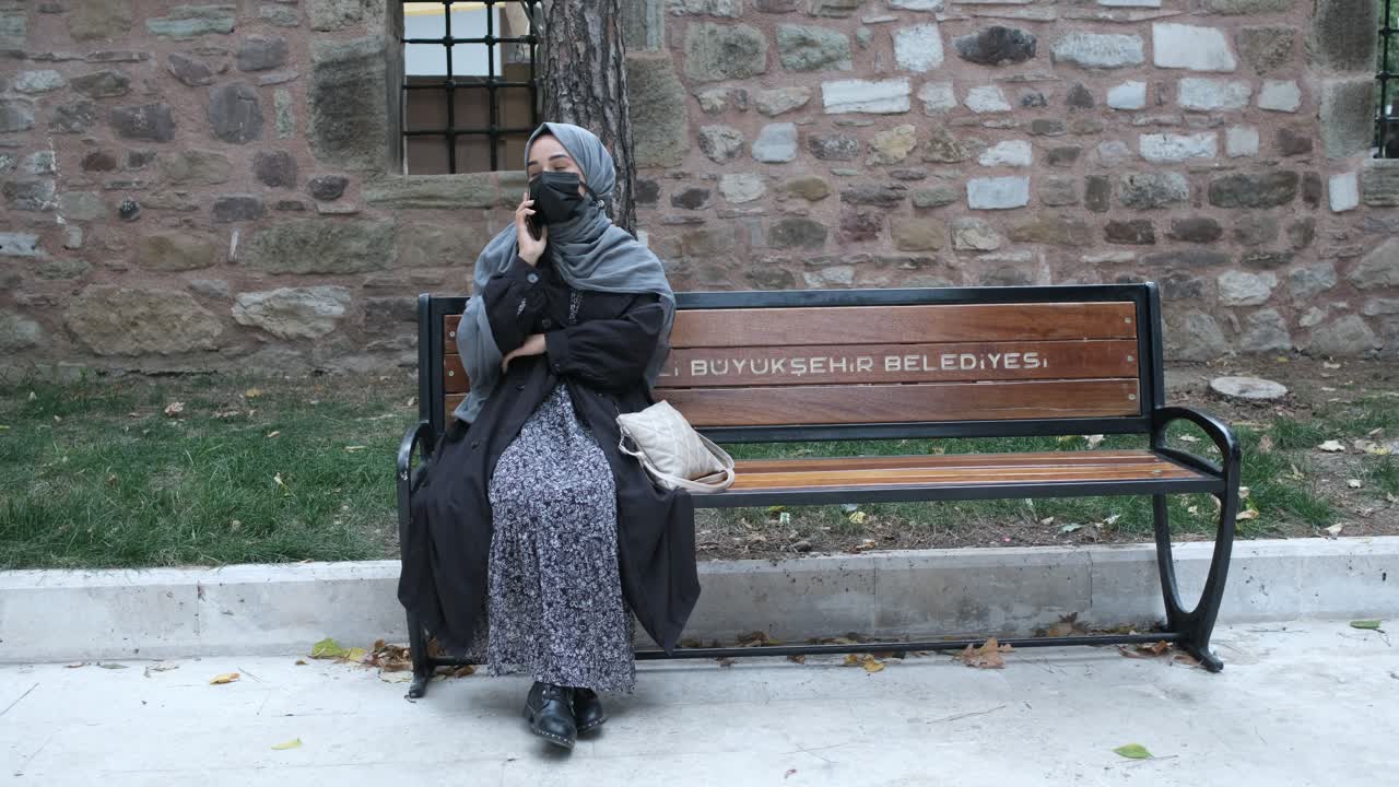 마스크를 쓴 소녀가 말하고 있다