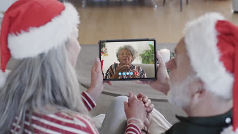 Feliz-Pareja-De-Ancianos-Diversos-Y-Amiga-Teniendo-Videollamada-De-Tableta-Navideña,-Cámara-Lenta