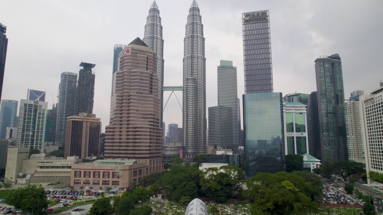 Vuela sobre las Torres Petronas, se revela Pintasan Saloma