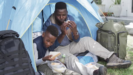 Padre-E-Hijo-Afroamericanos-Disfrutan-De-Una-Comida-Mientras-Acampan