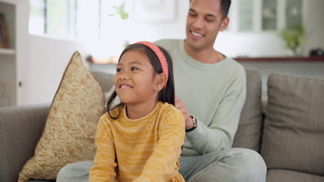 Papá,-Niña-Y-Cepillarse-El-Cabello-Con-Cuidado