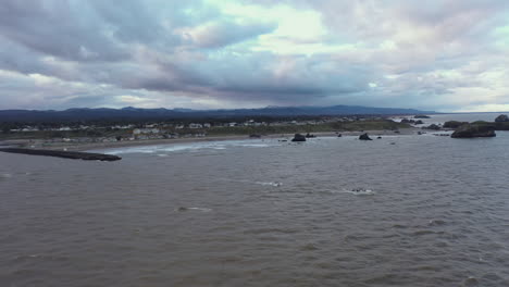 Fishing-boats-going-out-to-sea-in-Bandon-by-the-Sea,-Oregon-Coast