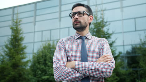 hombre de negocios frente a un edificio