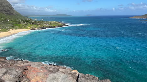 Vista-Panorámica-Desde-La-Isla-De-Los-Conejos-Hasta-El-Parque-Sealife-En-Makapuu-En-Oahu-En-Hawaii