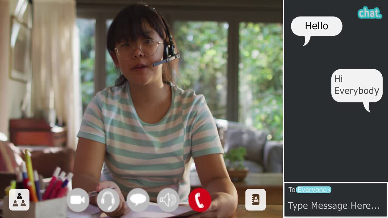 온라인 학교 수업에서 이야기하는 소녀와 채팅  ⁇  메시지의 비디오 통화 인터페이스의 애니메이션