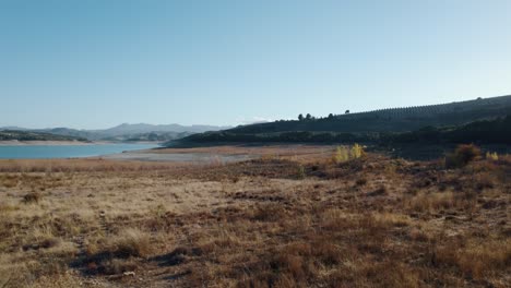 Vuelo-De-Drones-Sobre-El-Pantano-De-Los-Bermejales,-Granada,-España