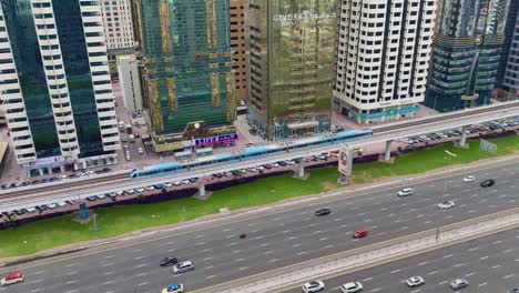 Hauptstraße-In-Dubai-Mit-Wolkenkratzern-Im-Hintergrund-An-Einem-Sonnigen-Tag