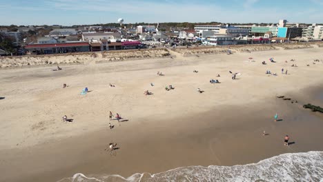 rehoboth playa delaware día soleado drone sobrevuelo playa al centro de la ciudad tiro largo