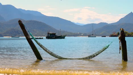 Hamaca-En-El-Agua-Con-Fondo-Marino-Pacífico-Con-Barco-De-Pesca-Con-Pájaros-Volando