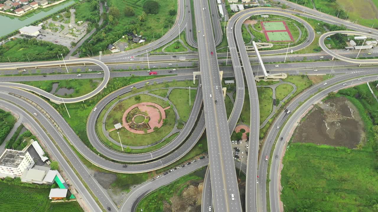 태국 방의 4k 다중 차선 고속도로에서 도시 도로의 공중 장면