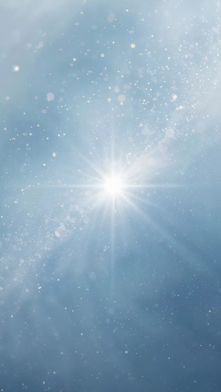 Video verticale: luce solare a raggiera pulsante che cambia nel cielo blu, granelli che si allontanano dall'esposizione