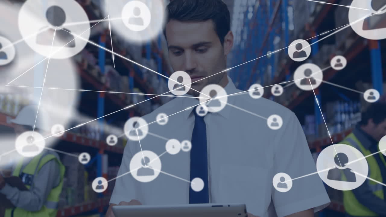 animación de la red de conexiones con iconos sobre diversos trabajadores en el almacén